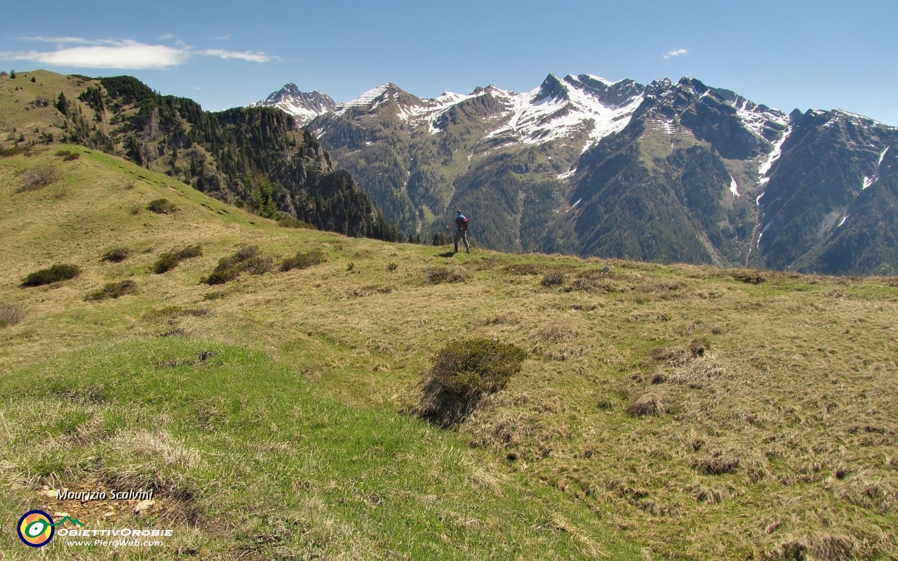 29 Percorro la bellissima dorsale,  panorama dal Becco al Pietra Quadra....JPG